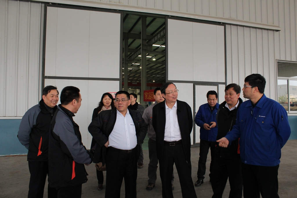 自治區(qū)國(guó)資委尹建國(guó)書記一行來(lái)我公司進(jìn)行調(diào)研